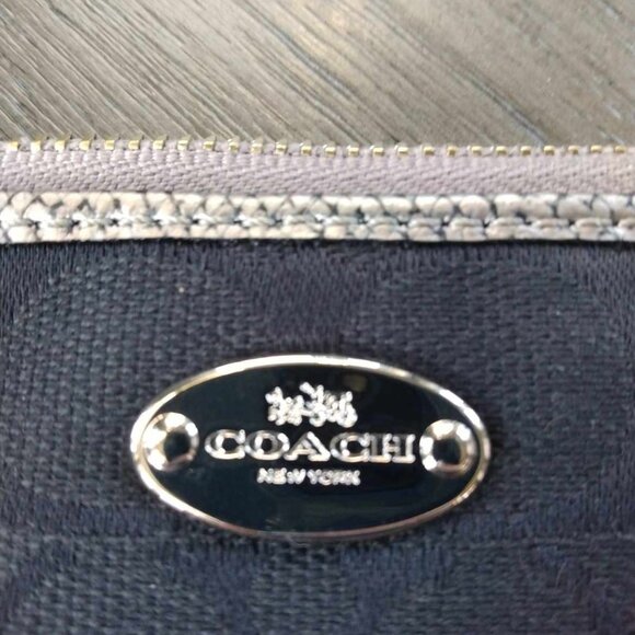 Authentic Coach New York Corner Zip Wristlet - Picture 5 of 5